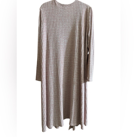 Soft pink LulaRoe Sarah cardigan. Lightly used, shows no wear. $20 - Picture 2 of 3